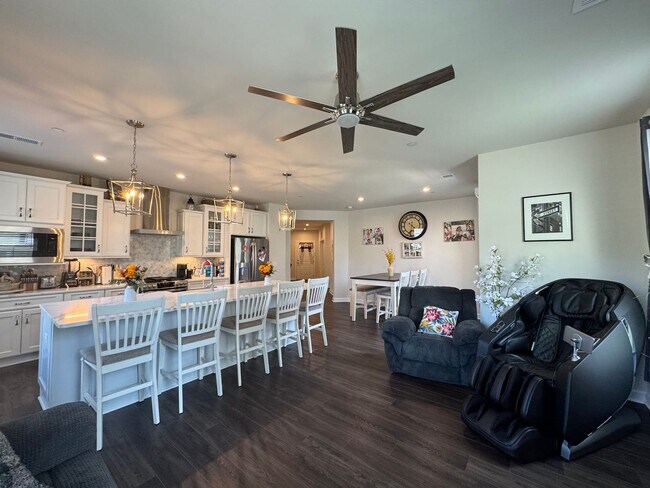 Building Photo - Stylish 2 Bed 2 Bath Condo With Den & Balc...