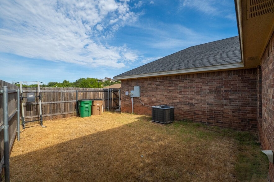 Building Photo - 6013 Stratford Ave