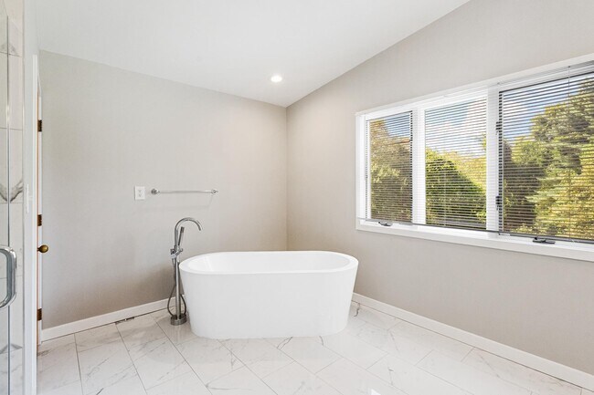 Building Photo - 445 Springvale Rd