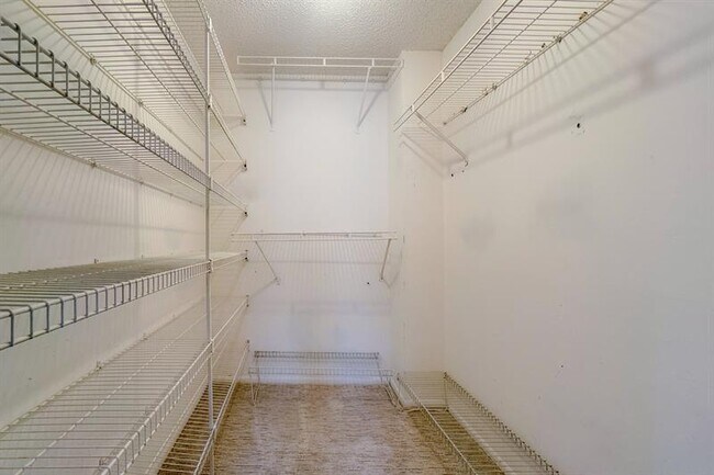 Building Photo - 3051 S Palm Aire Dr