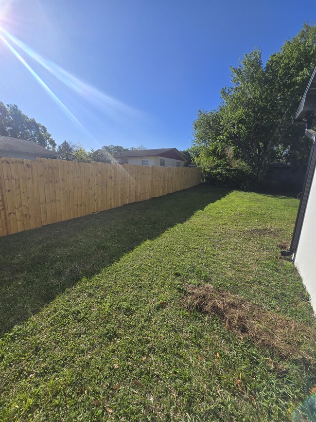 Building Photo - 383 Floral Dr