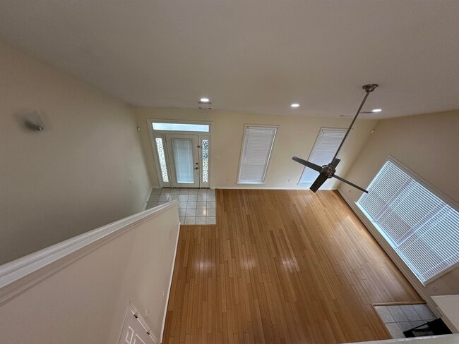 Building Photo - 1093 River Isle Dr