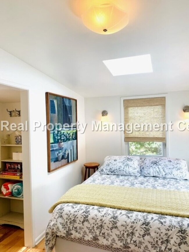 Building Photo - AVAILABLE NOVEMBER - Unfurnished 1 Bed / 1...