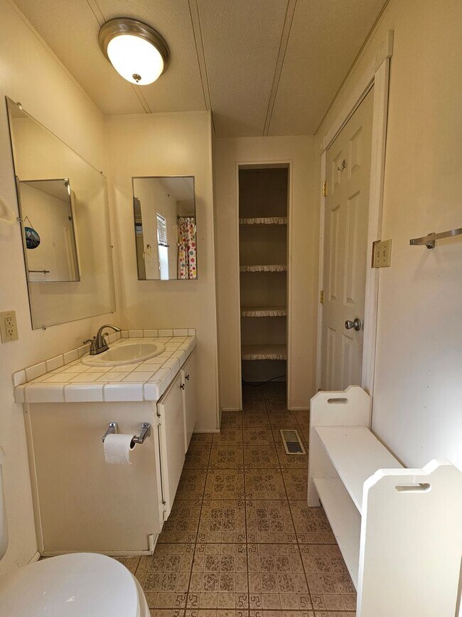 Building Photo - 2 bed/2 bath Manufactured Home in Desirabl...