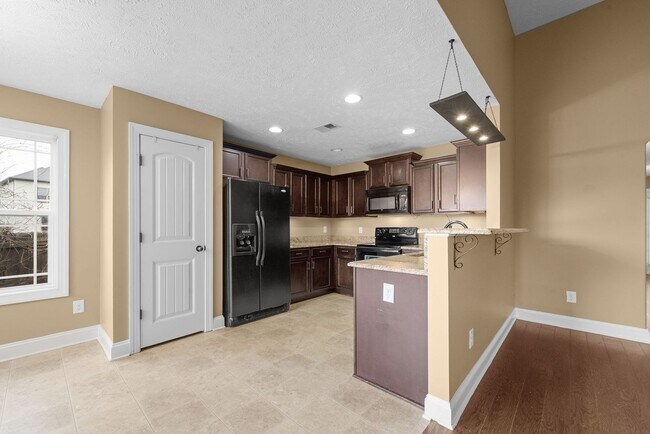 Building Photo - Three Bedroom with Bonus!