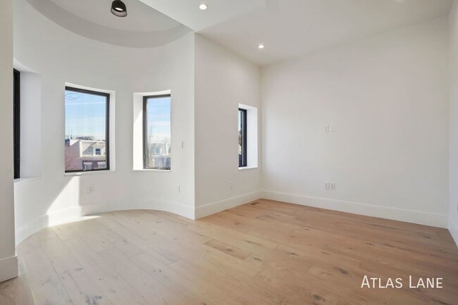 Building Photo - Professionally Managed// 3 bedroom 3 bathr...
