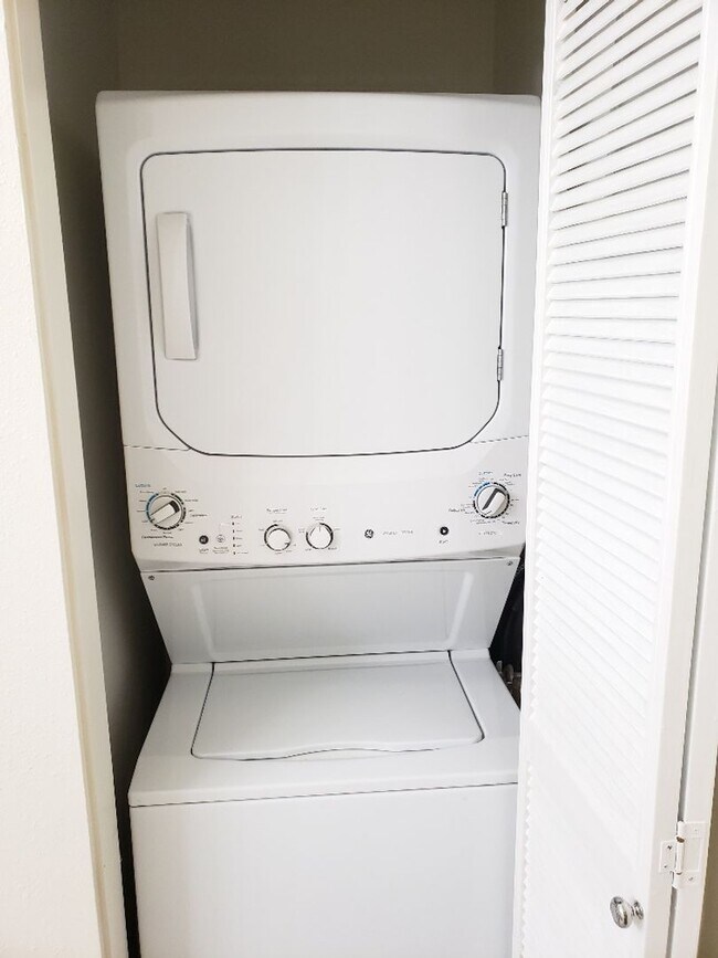 Building Photo - 2512