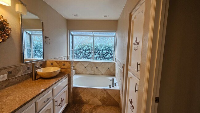 Building Photo - Great NW home with POOL & SOLAR!