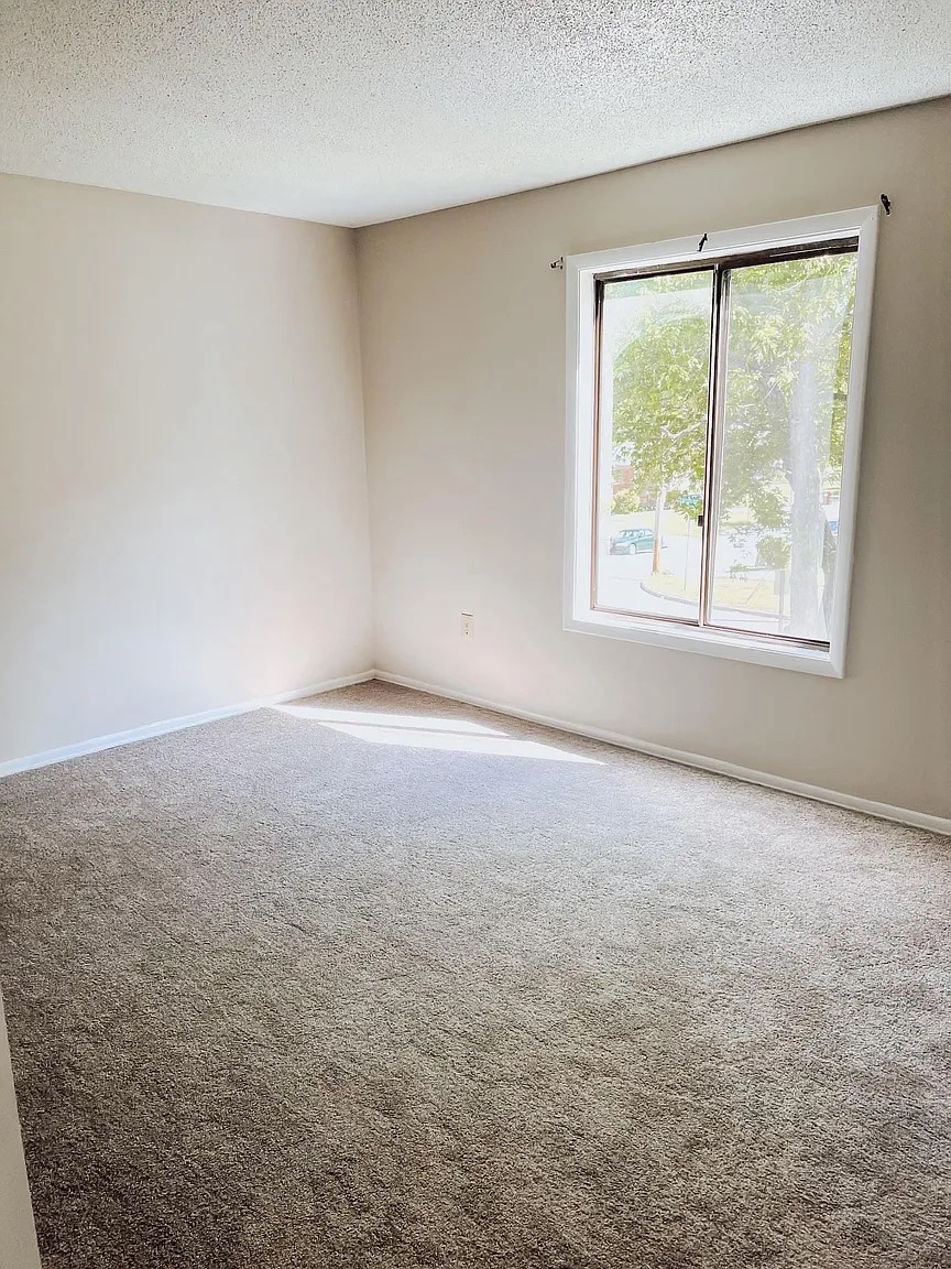 Building Photo - Room in Apartment on N Hamilton St