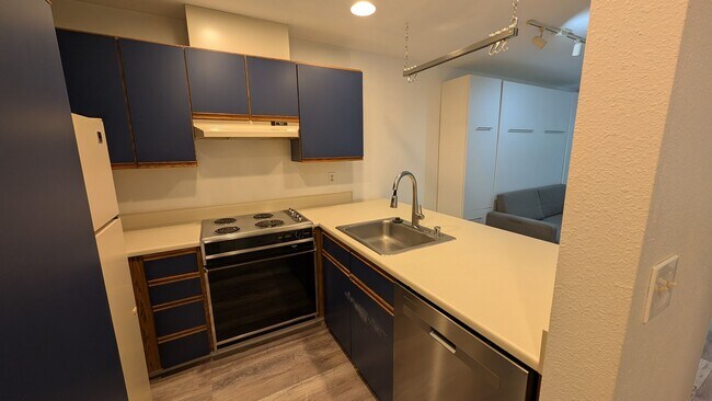 Building Photo - Experience Capitol Hill Living: Studio in Park Summit W/Washer and Dryer!