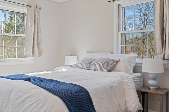 Building Photo - 750 SE Maynard Rd