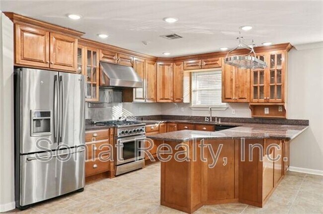 Building Photo - 4421 Lakewood Dr