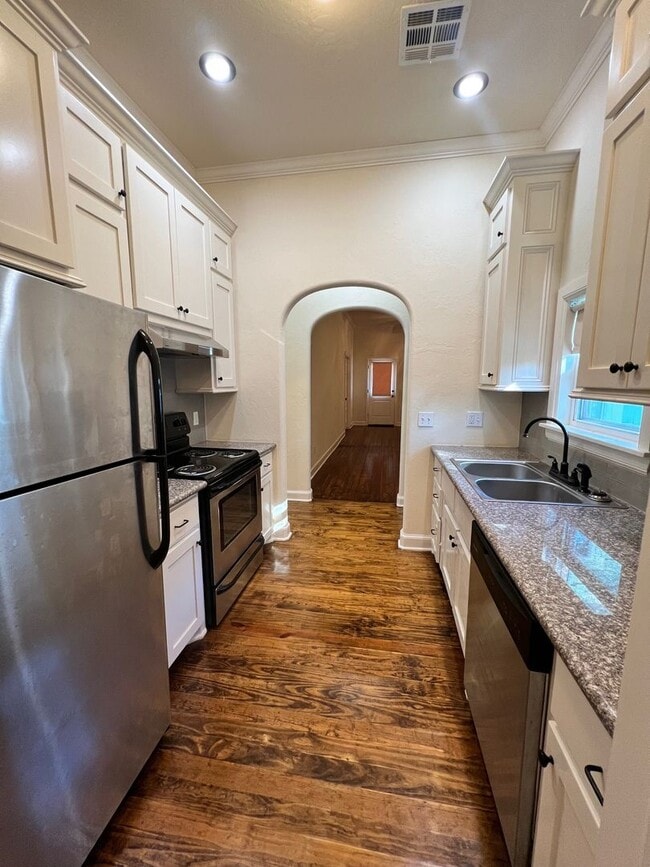 Building Photo - 2 bedroom 1 bath house