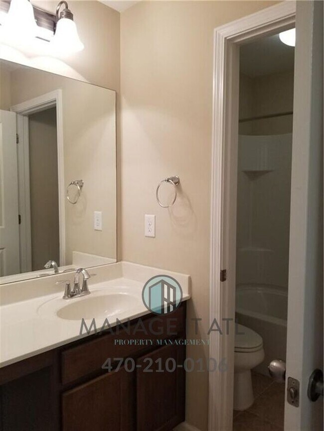 Building Photo - Beautiful 5BR/4BA Home in Just 5 Min from MALL OF GA
