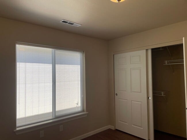 Building Photo - 55 Plus Community-1 Bedroom 1 Bath---Bonus Room/Office Space-Located in Friendly Central Point