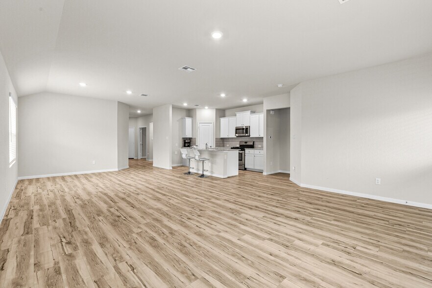 Building Photo - 15011 Maskette Ave