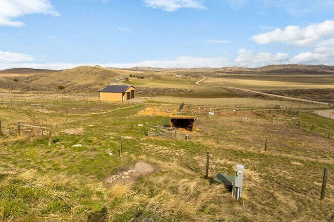 Building Photo - Spacious 6-bedroom, 4.5-bathroom home is i...