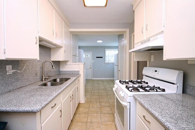 Building Photo - 1221 E Hernandez St