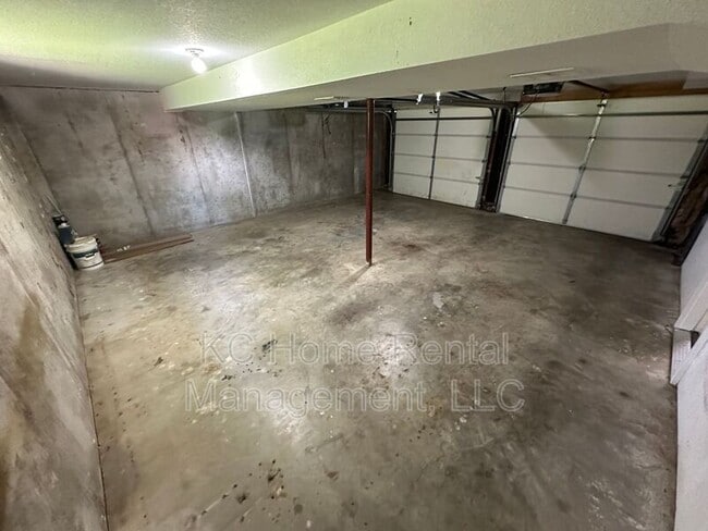 Building Photo - 424 NE Lakeview Dr