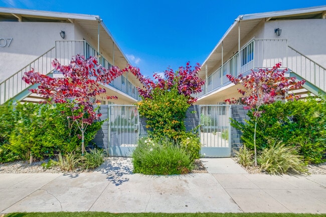 Entrance - Charming Courtyard Apartments in West Adam...