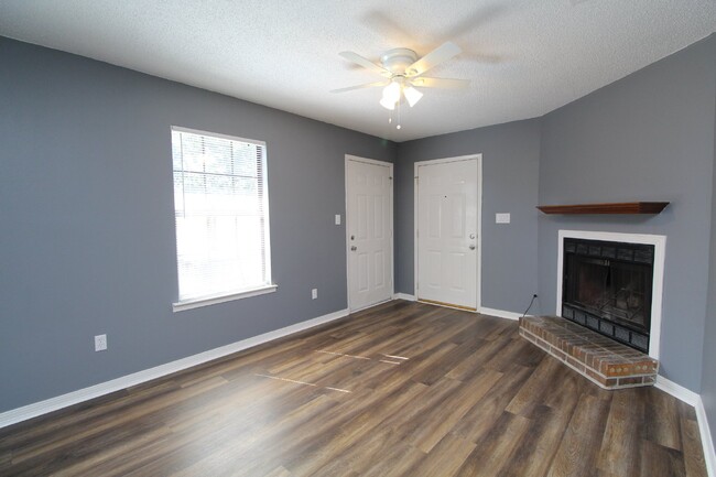 Building Photo - Updated 2-Bedroom, 2-Bathroom Apartment in...