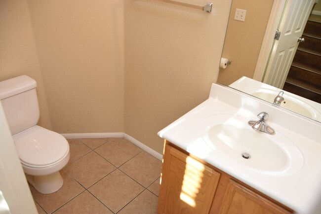 Building Photo - BEAUTIFUL 4 BEDROOM, 2.5 BATH SINGLE-FAMIL...