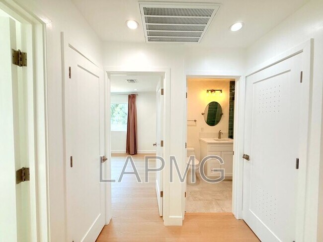 Building Photo - 10839 Fellows Ave