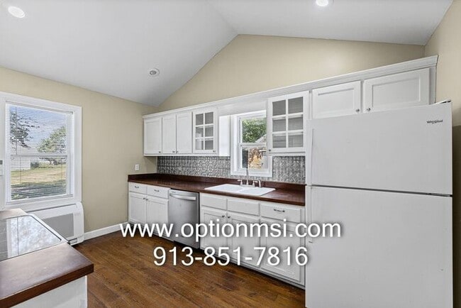 Building Photo - 15 Minutes out side Lawrence - MOVE IN READY!