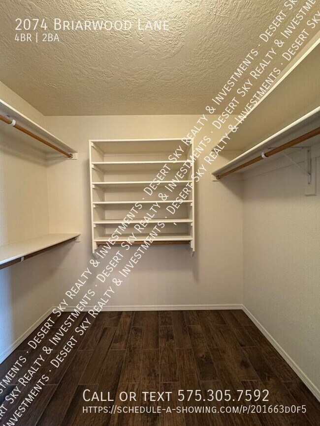 Building Photo - 2074 N Briarwood Ln