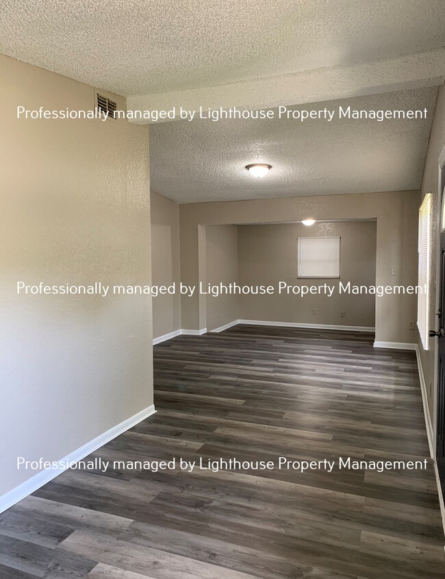 Building Photo - Just Renovated! 3/1.5 in Sherwood Forest!