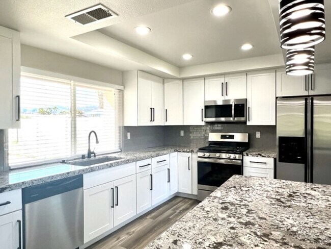 Building Photo - 3 Bedroom Pool Home on Golf Course