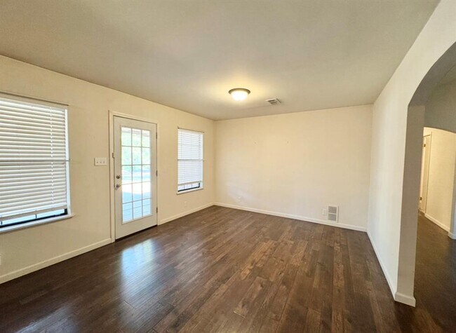 Building Photo - 124 Forest Dr