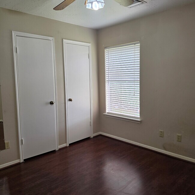 Building Photo - 1806 Northcliff Pl