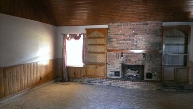 Building Photo - 3 car garage, corner lot, huge living with fireplace and covered patio in Moore School district