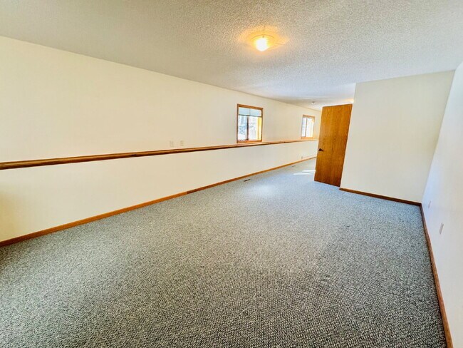 Building Photo - Charming Chaska Retreat: Spacious Single Family Homer 3-Bedroom 2.5 Bathroom Home with Finished B...