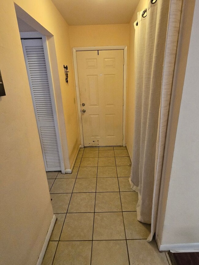 Building Photo - 2/2 Condo in the quiet community of Mile Run