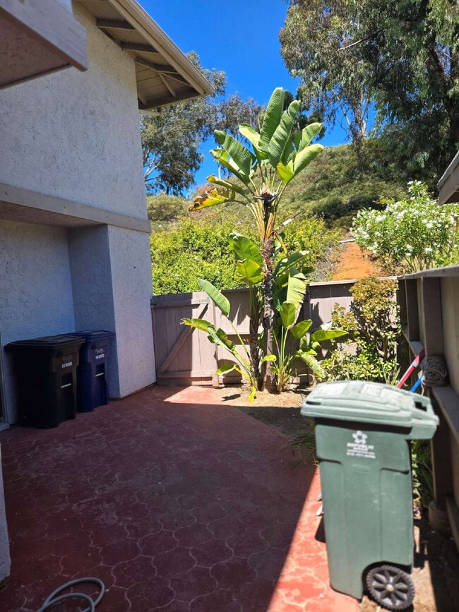 Building Photo - A spacious 3-bed, 2-bath condo is convenie...