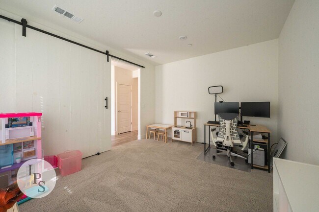 Building Photo - Madera Riverstone Home, 3BR/2BA, SOLAR, Community Pool, New Elementary School in Community!