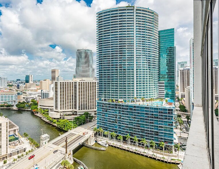 Building Photo - 475 Brickell Ave