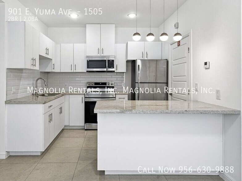 Building Photo - 901 E Yuma Ave