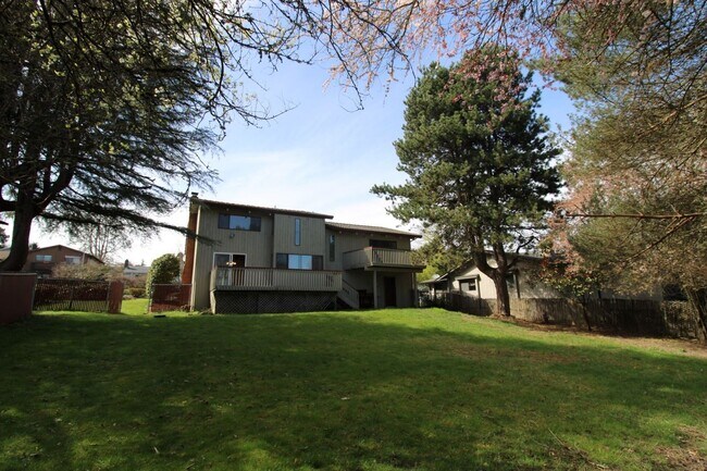 Building Photo - SPACIOUS 3+ BEDROOM SALMON CREEK/MOUNT VISTA MULTI-LEVEL HOME WITH LARGE FENCED YARD!