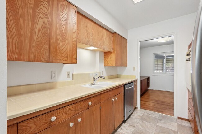 Building Photo - 4 Bedroom 3 Bathroom in Central Davis - Immediate Move-In