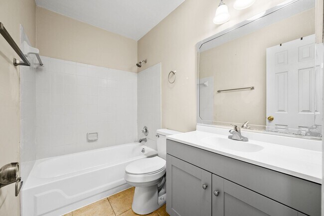 Building Photo - Spacious 3/2 Townhome in Highly Sought-After Marchwood – Available Now!