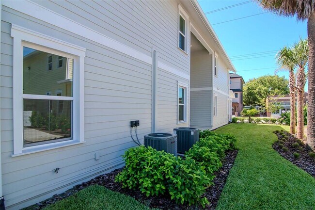 Building Photo - 402 E Oak Ave