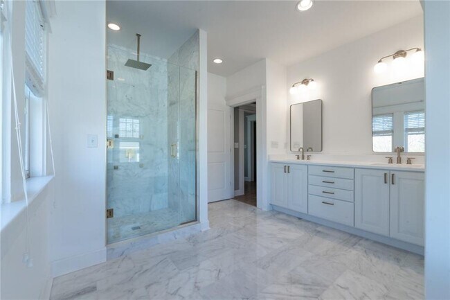 Building Photo - 781 Greenwood Ave NE