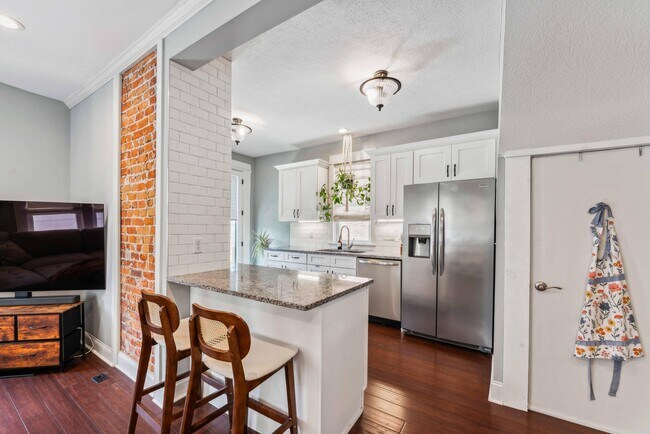Building Photo - 693 Wilson Ave