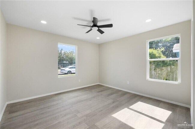 Building Photo - 17 Standard Ave