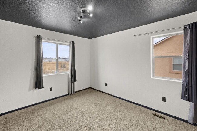 Building Photo - "Beautiful Townhome 3-Bedroom  2.5 Baths no carpet home, just 7 minutes from Fort Carson!"