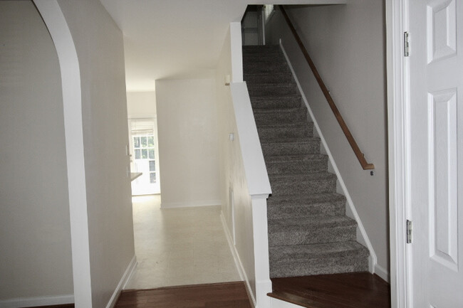 Building Photo - 513 E Maple Ave