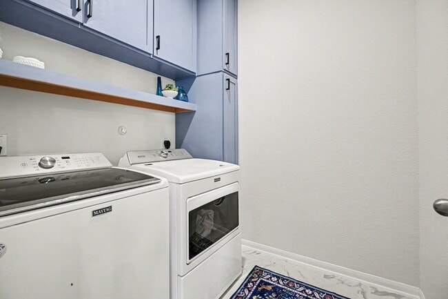 Building Photo - 2214 Lierna Dr